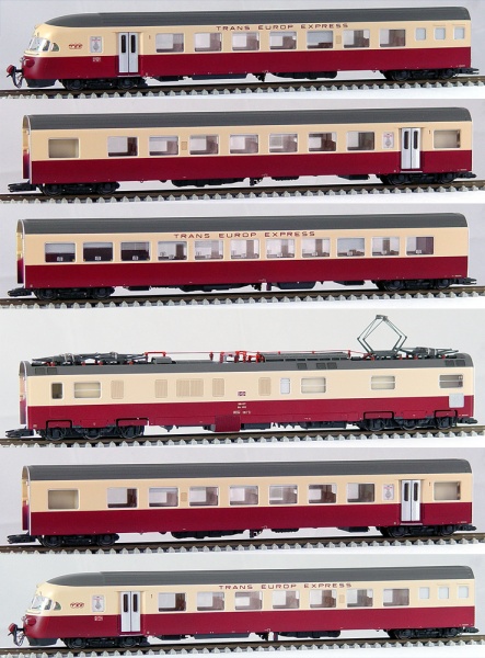 6 Unit electric Rail car type RAe in TEE livery Digital with Sound.<br /><a href='images/pictures/LS_Models/17021S.jpg' target='_blank'>Full size image</a>